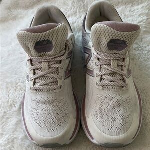 New Balance Women's Running Shoes in Dusty Pink and Cream 8.5